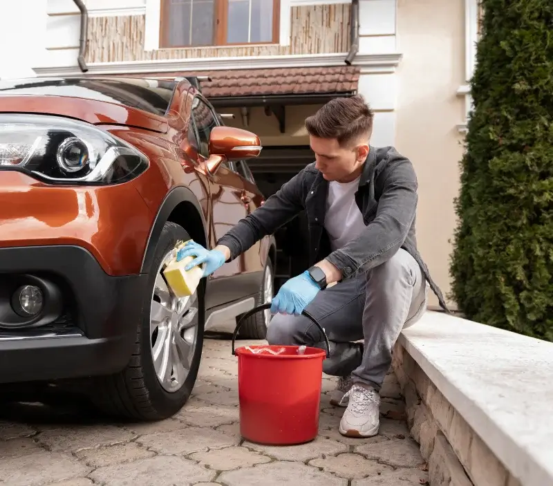 Lavage auto à domicile Quinçay : professionnel intervenant sur un véhicule